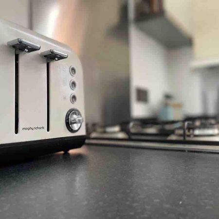 2 Bed Self Contained Apartment Wrexham Eksteriør bilde